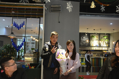 學(xué)員給阿贊李送花 學(xué)員給阿贊李送花