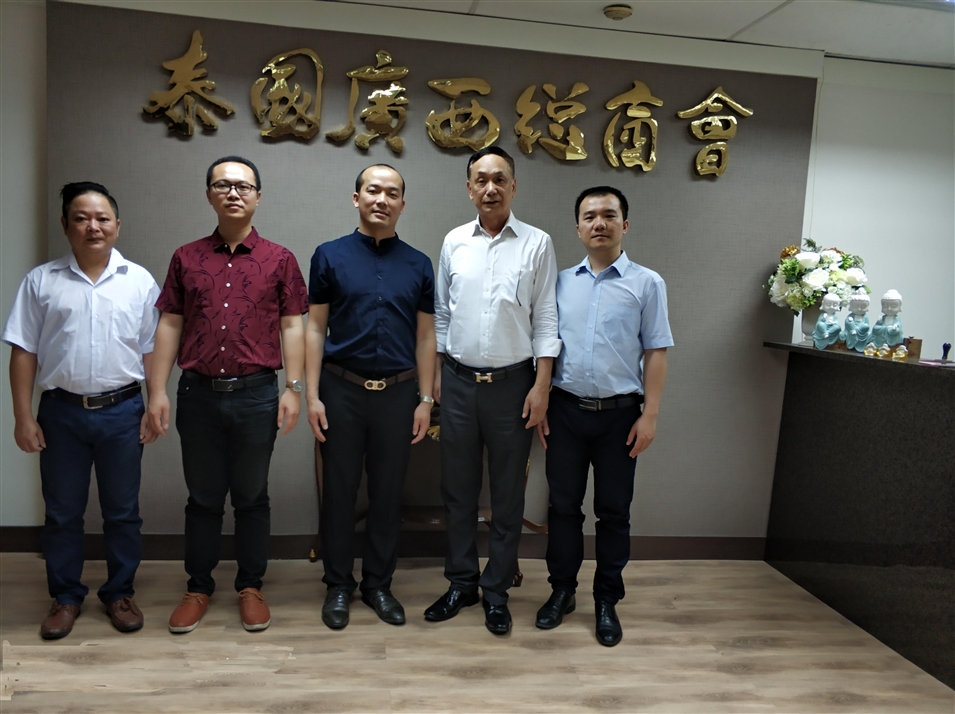 從左往右依次為國際部合伙人林健偉先生（左一），國際部總監(jiān)吳琪先生（左二），執(zhí)行董事粟宥朝先生（左三），商會(huì)主席李宇明（右二），國際部合伙人黃文超先生（右一）