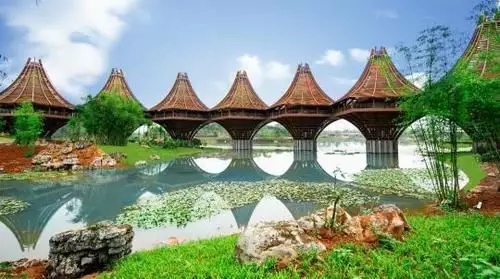 圖為中國-東盟友誼館。該建筑以廣西的風(fēng)雨橋?yàn)樵?，寓意“手拉手，心連心”。表達(dá)中國與東盟十國睦鄰友好、合作共贏之意。