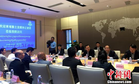 柬埔寨主流媒體采訪團(tuán)在廣西大學(xué)與師生交流。