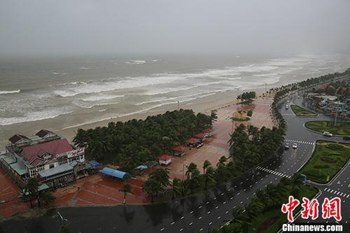 資料圖：2017年11月5日，越南峴港某處海灘風(fēng)雨交加。