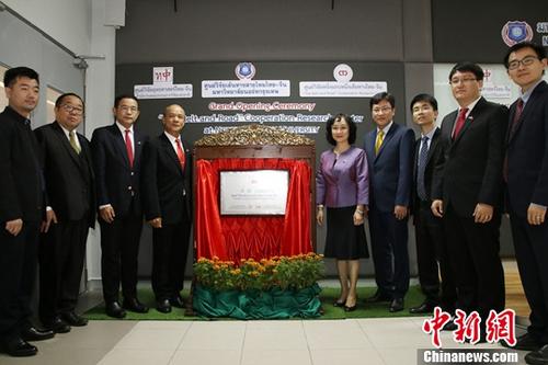 12月18日，由泰國(guó)國(guó)家研究院泰中戰(zhàn)略研究中心與中國(guó)人民大學(xué)國(guó)家發(fā)展與戰(zhàn)略研究院共建的泰中“一帶一路”合作研究中心在泰國(guó)曼谷正式揭牌成立。作為隸屬于泰國(guó)國(guó)家研究院的高端智庫(kù)，該中心未來(lái)將作為泰國(guó)“一帶一路”研究和推動(dòng)泰中高端智庫(kù)合作的主要機(jī)構(gòu)。中新社記者 趙婧楠 攝