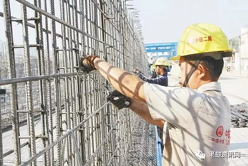 在中老鐵路萬象制梁場，中老兩國技術(shù)人員正在進行橋梁預(yù)制。本報記者 孫廣勇攝