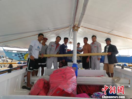 中國(guó)援助菲律賓PGN大橋工程可行性研究項(xiàng)目”（ThePanay-Guimaras-NegrosBridgeProject）海洋水深測(cè)量勘測(cè)人員，3月1日在吉馬拉斯海峽作業(yè)時(shí)，成功營(yíng)救兩名菲律賓落水漁民。圖為兩位漁民及家屬對(duì)進(jìn)行營(yíng)救的中國(guó)勘測(cè)人員合影表達(dá)感謝。 中交公路規(guī)劃設(shè)計(jì)院有限公司 攝